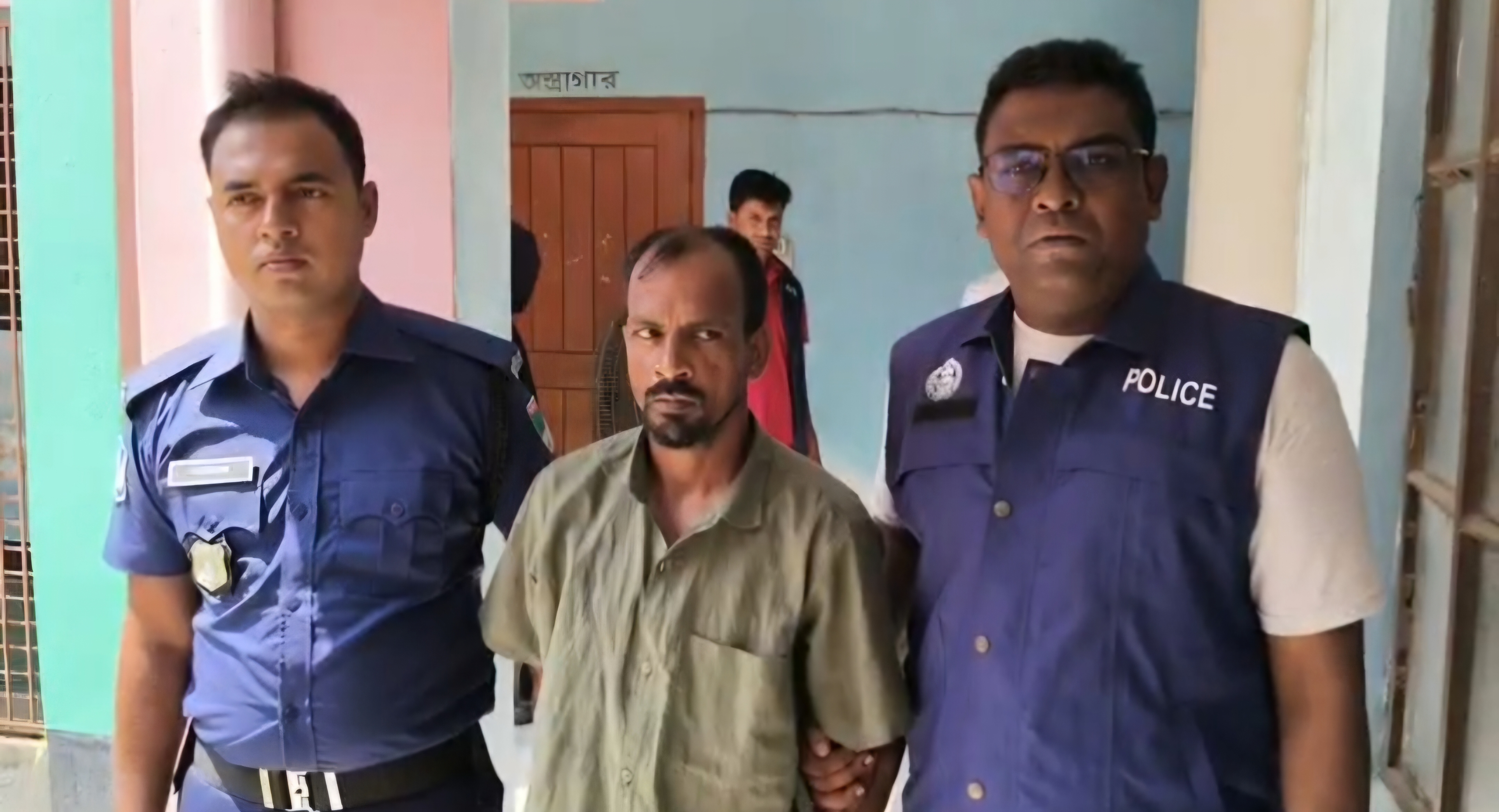 মেহেরপুরের গাংনীর শীর্ষ সন্ত্রাসী পিচ্চি হোসেন অবশেষে পুলিশের জালে! দু’টি বোমা সদৃশ বস্তু উদ্ধার