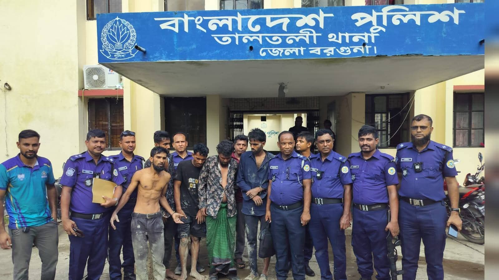 তালতলীতে বিদেশি পিস্তলসহ ৫ জন আটক, গণধোলাই দিয়ে পুলিশে সোপর্দ