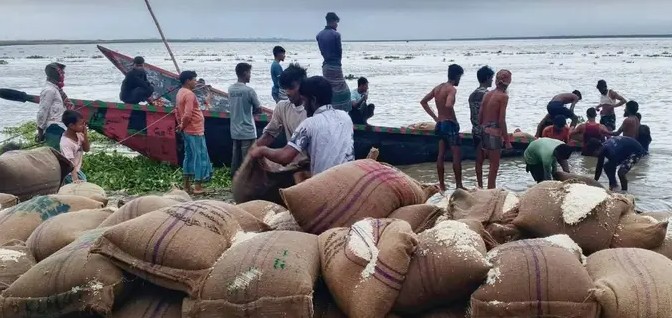 গাইবান্ধায় ঝড়ে ৪৬৭ বস্তা ভিজিএফ'র চালসহ নৌকাডুবি