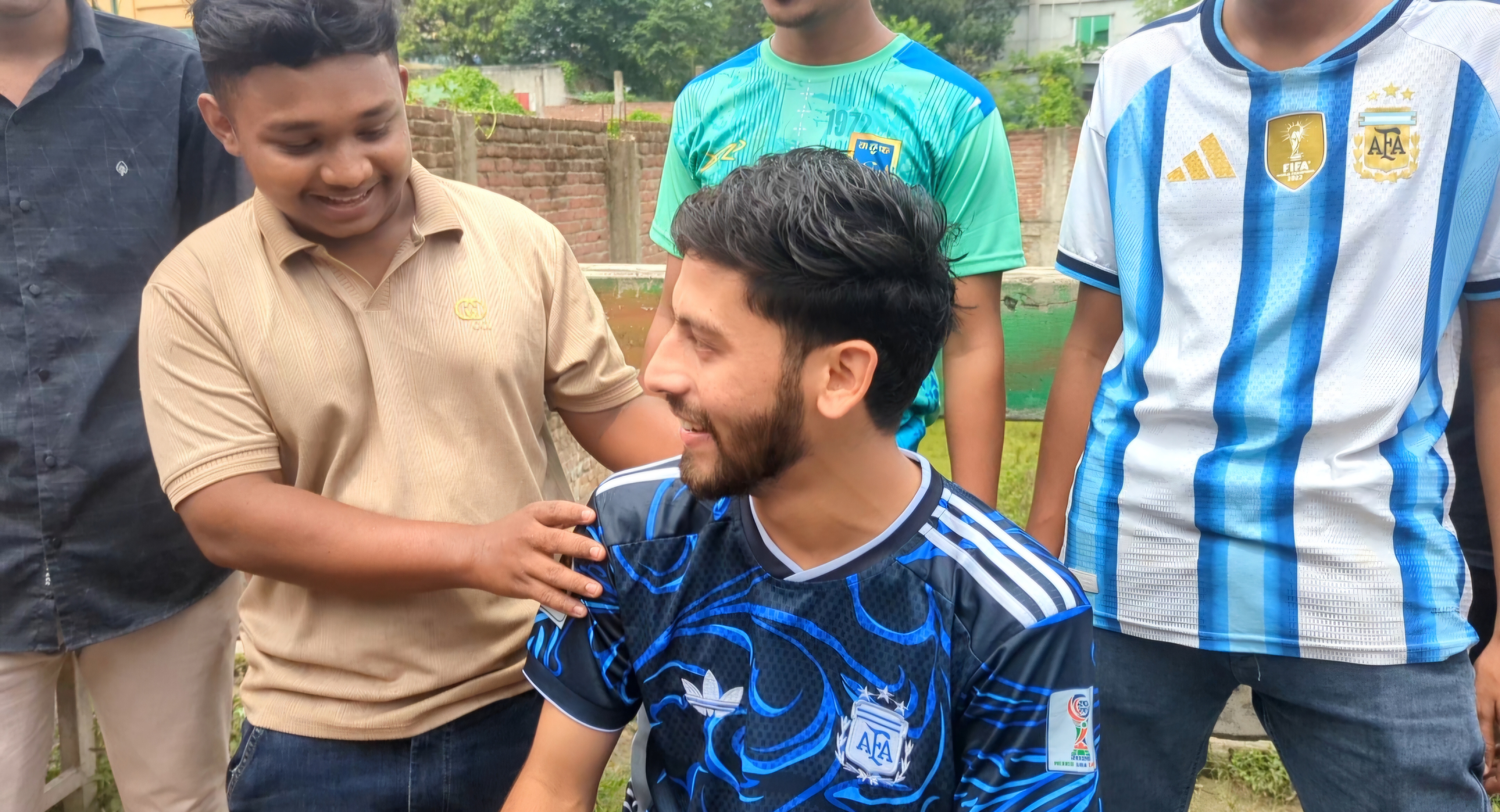 দুধ দিয়ে গোসল করে ব্রাজিল থেকে আর্জেন্টিনার সমর্থক, উপহার পেলেন আর্জেন্টিনার জার্সি