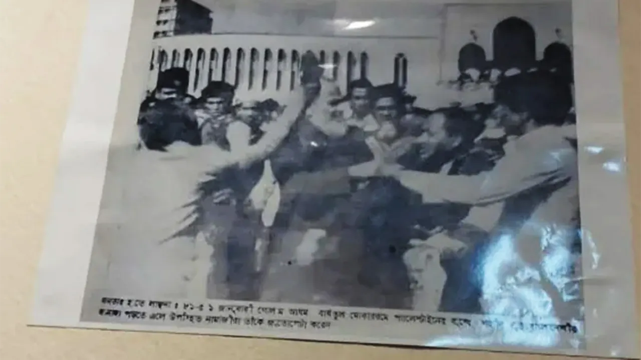 জিন্নাহর ছবি ভাঙচুরের পর ডাকসু সংগ্রহশালায় গোলাম আযমের ছবি