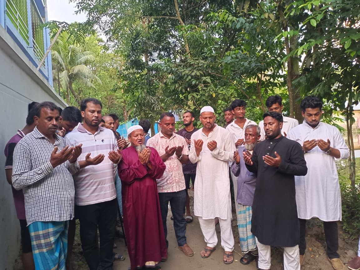 মীরসরাইয় উপজেলা কৃষক দলের অর্থায়নে সড়ক সংস্কার