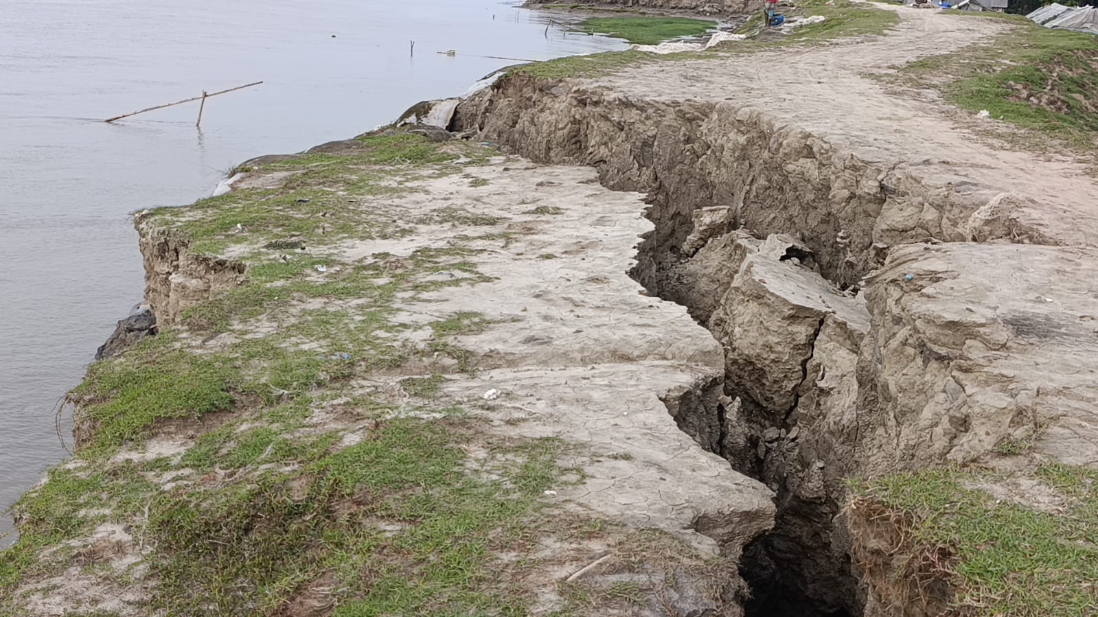 বরগুনায় বেড়িবাঁধে ভয়াবহ ফাটল, ঝুঁকিতে ১৫ গ্রামের মানুষ