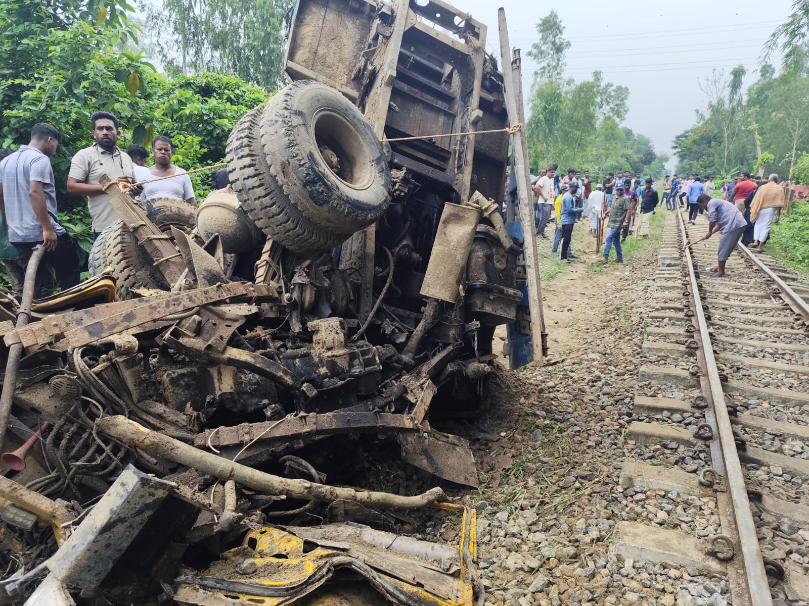 মীরসরাইয়ে ট্রেনের সঙ্গে বালুর ট্রাকের সংঘর্ষ,  বড় দুর্ঘটনা থেকে রক্ষা