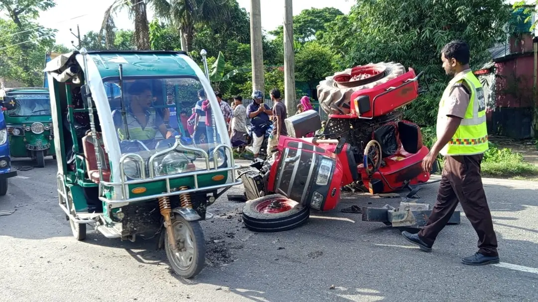 কিশোরগঞ্জে কাভার্ড ভ্যান-ট্রাক্টরের সংঘর্ষে প্রাণ গেল কৃষকের