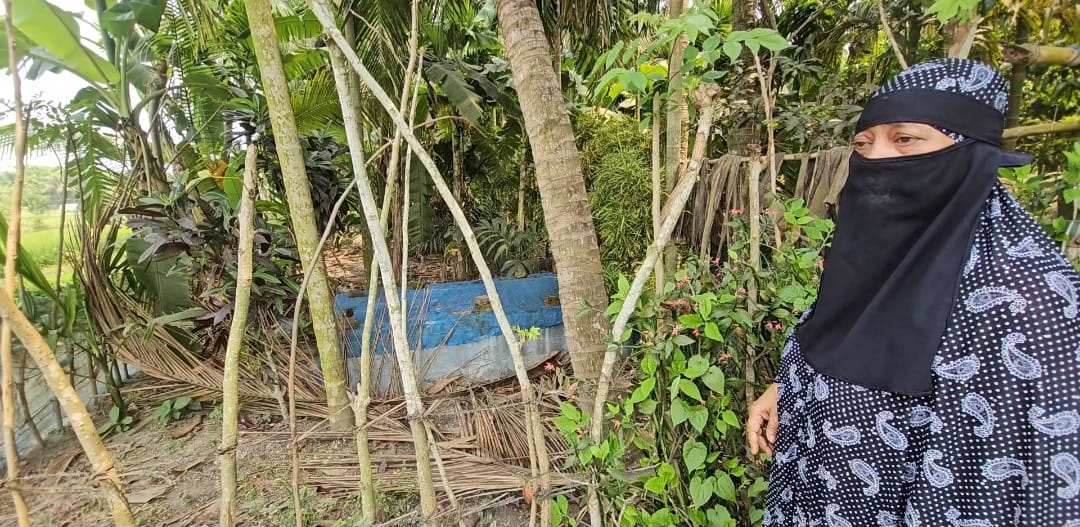 কবরস্থান থেকে পিতার হাড়গোড় সরিয়ে জমি দখলের হুমকি, সার্জেন্ট ছেলের বিরুদ্ধে মায়ের অভিযোগ