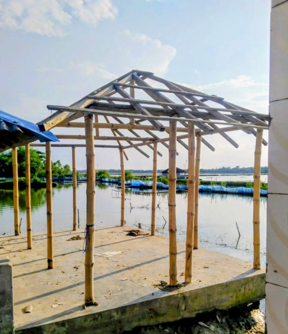 কয়রায় স্কুলের টিন ও বেঞ্চ বিক্রি করে দিলো সভাপতি ও প্রধান শিক্ষক