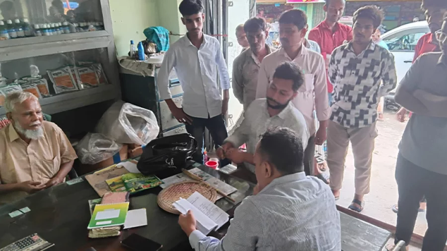 বেশি দামে সার বিক্রি, ব্যবসায়ীকে জরিমানা