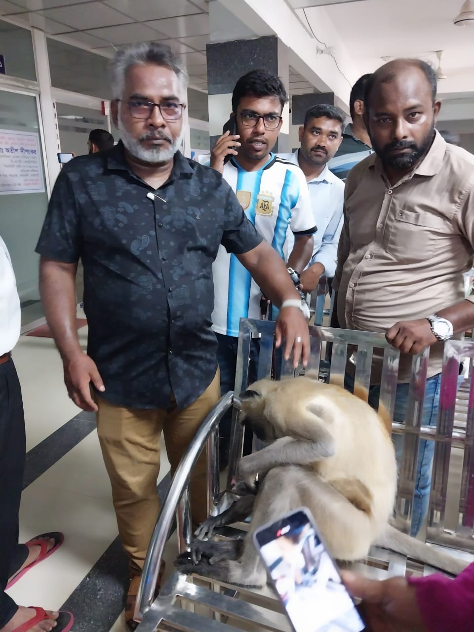 চিকিৎসা নিতে নিজেই প্রাইভেট ক্লিনিকে হাজির অসুস্থ হুনুমান