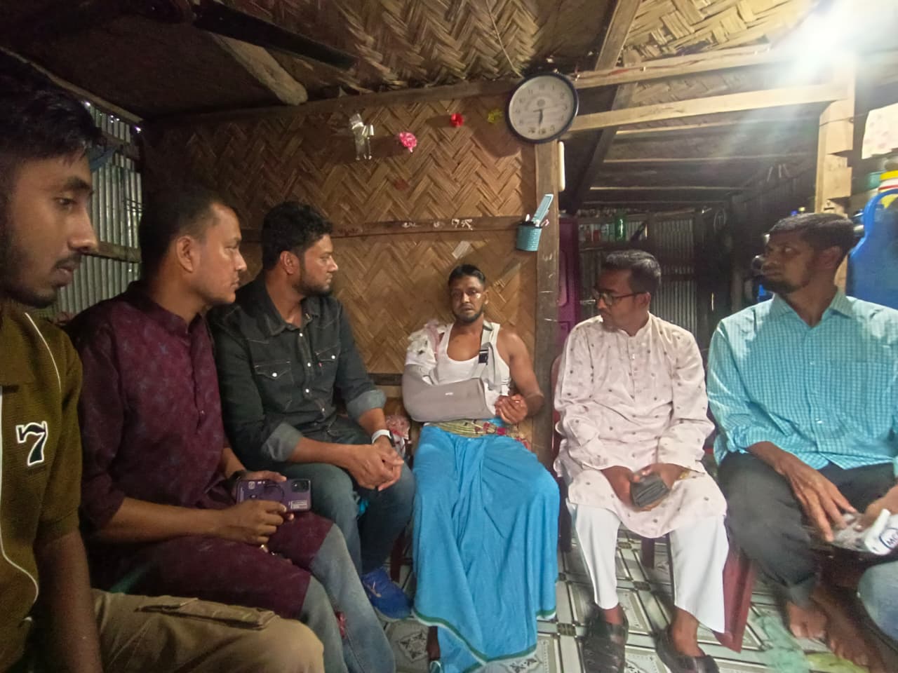 দুর্ঘটনায় অসুস্থ সাইফুল ইসলাম কে আর্থিক সহায়তা প্রদান করেন ছাত্রনেতা আশরাফ