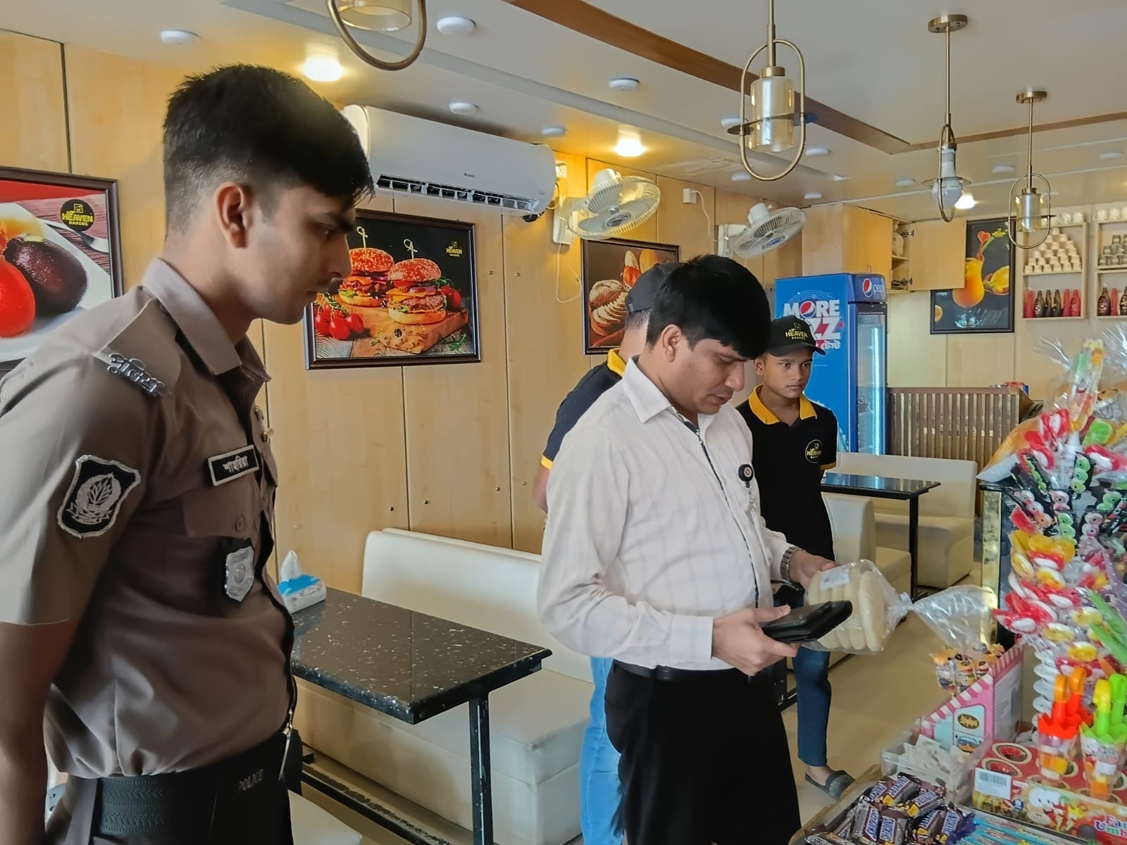 মোড়কে মেয়াদসহ প্রয়োজনীয় তথ্য না থাকায় ফেনীতে হ্যাভেন বেকার্স' ও রসমেলাকে জরিমানা