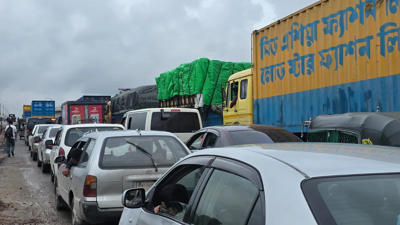 রূপগঞ্জে এশিয়ান হাইওয়ে ও ঢাকা-সিলেট মহাসড়কের বেহাল দশা, ঈদযাত্রায় চরম ভোগান্তির আশঙ্কা