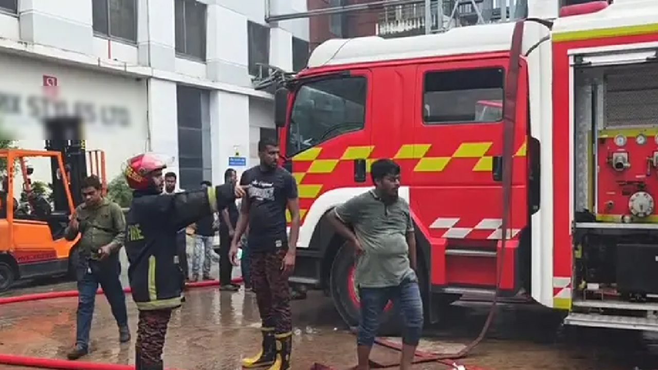 গাজীপুরে গার্মেন্টসে আগুন, নিয়ন্ত্রণে কাজ করছে ৯ ইউনিট