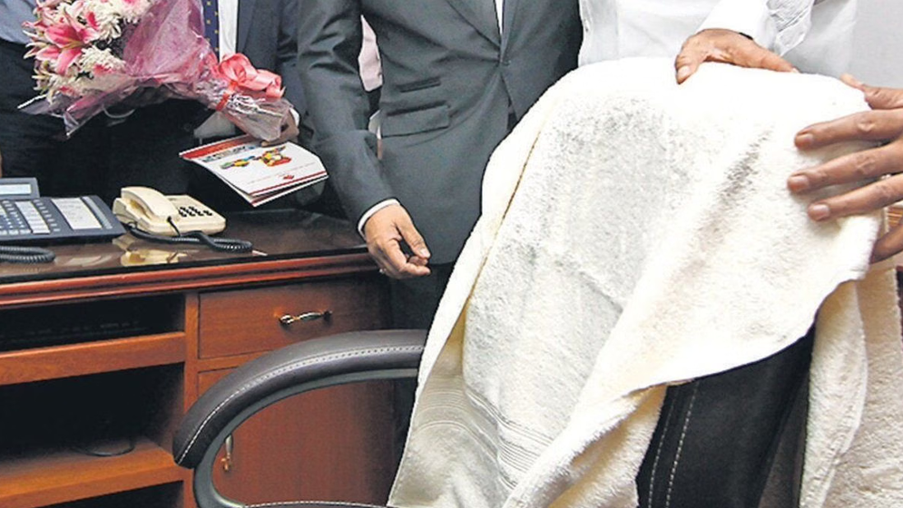 কেন সরকারি কর্মকর্তাদের চেয়ারে সাদা তোয়ালে? ইতিহাস ও বিতর্ক