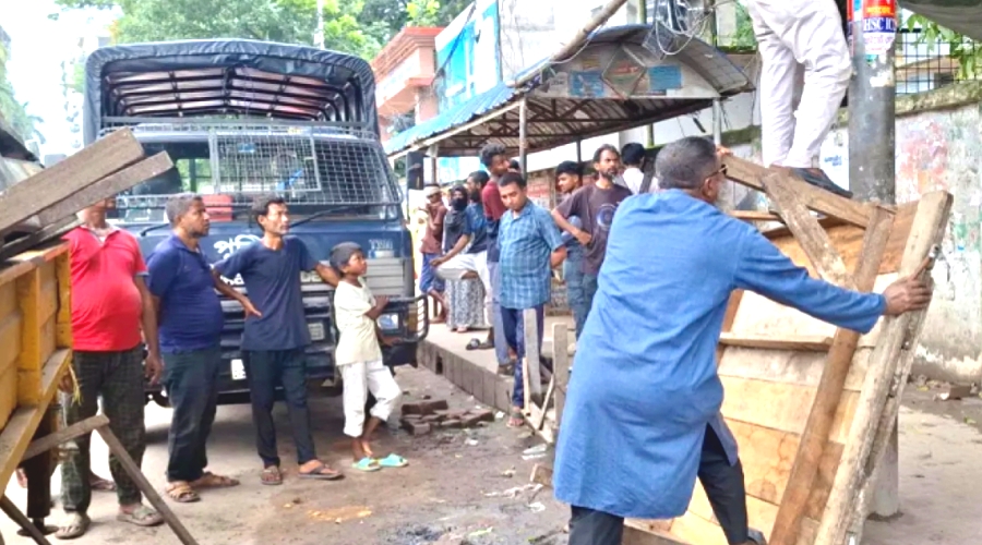 বগুড়ায় ফুটপাত দখলমুক্ত অভিযান শুরু