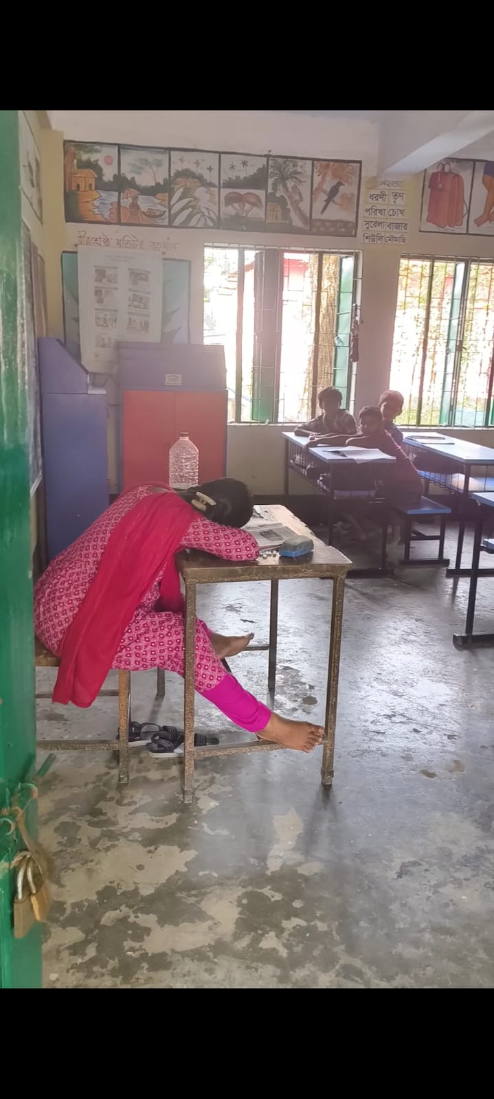 কমলগঞ্জে ক্লাসে শিক্ষিকার ঘুম, শিক্ষক উপস্থিতি নিয়েও অভিযোগ