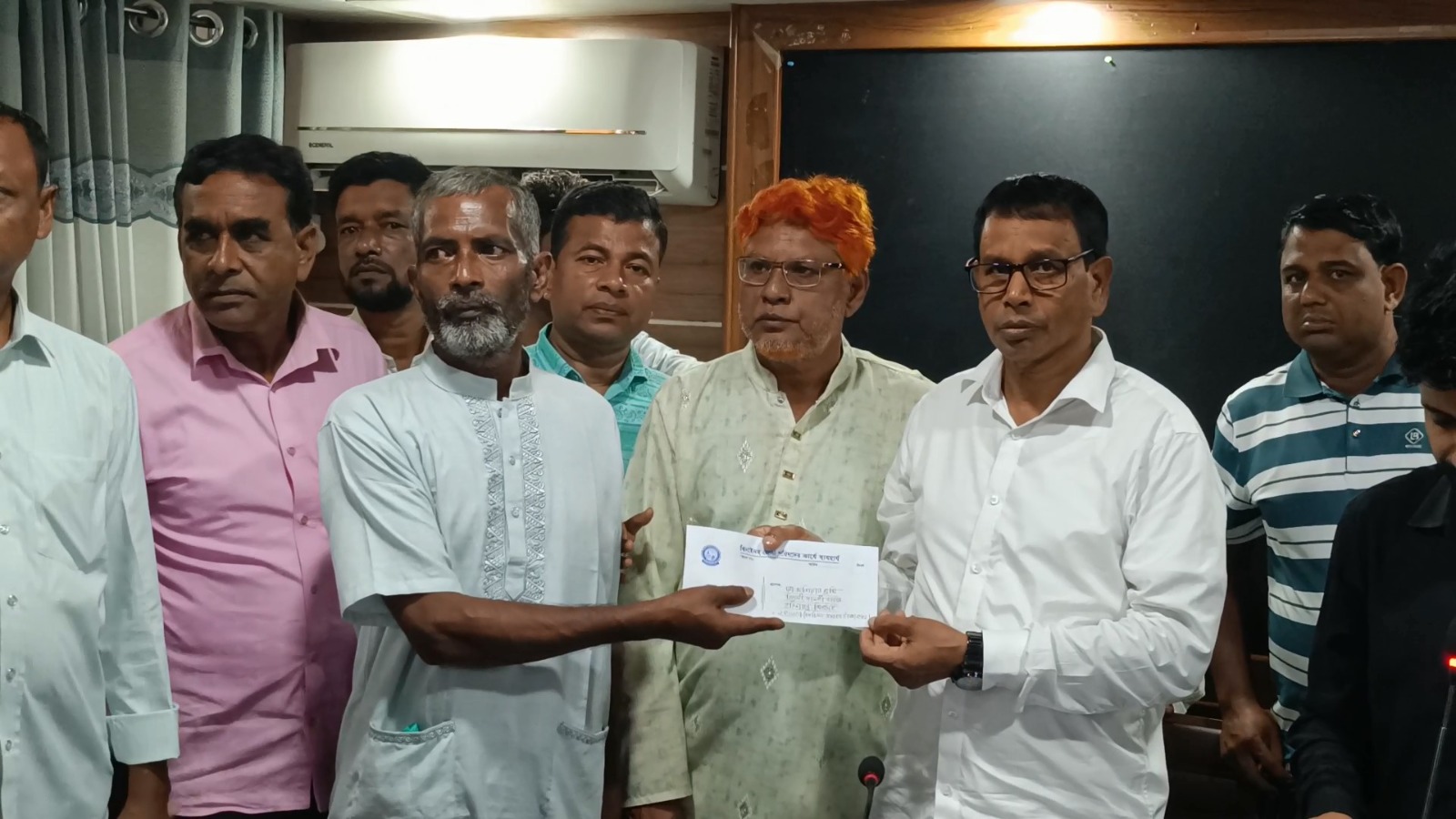 হরিণাকু-ুতে অগ্নিকা-ে ক্ষতিগ্রস্ত পানচাষীদের মাঝে সহায়তার চেক বিতরণ