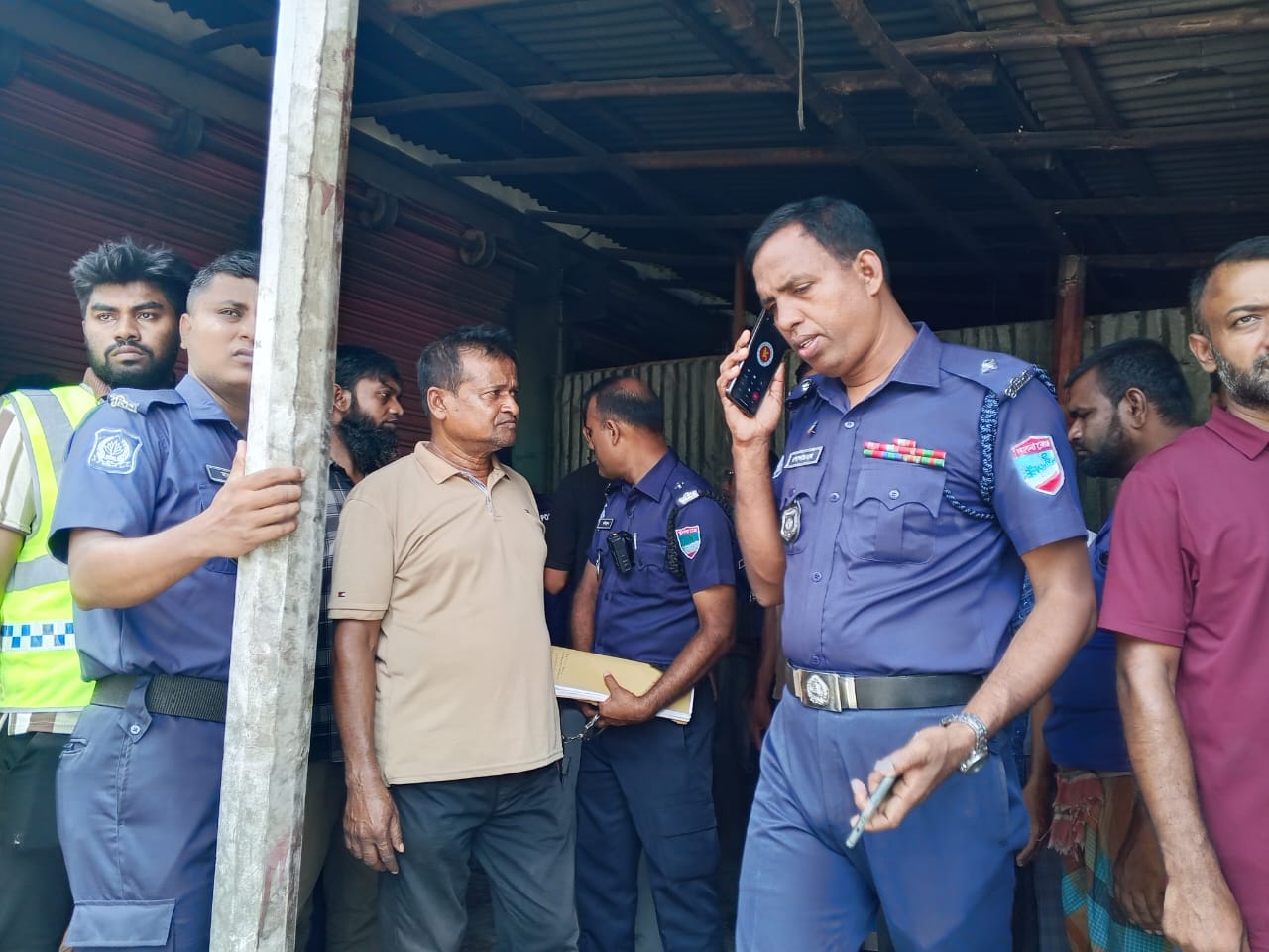 জীবননগরে অবৈধ মজুদ ৭২৩ বস্তা রাসায়নিক সার জব্দ