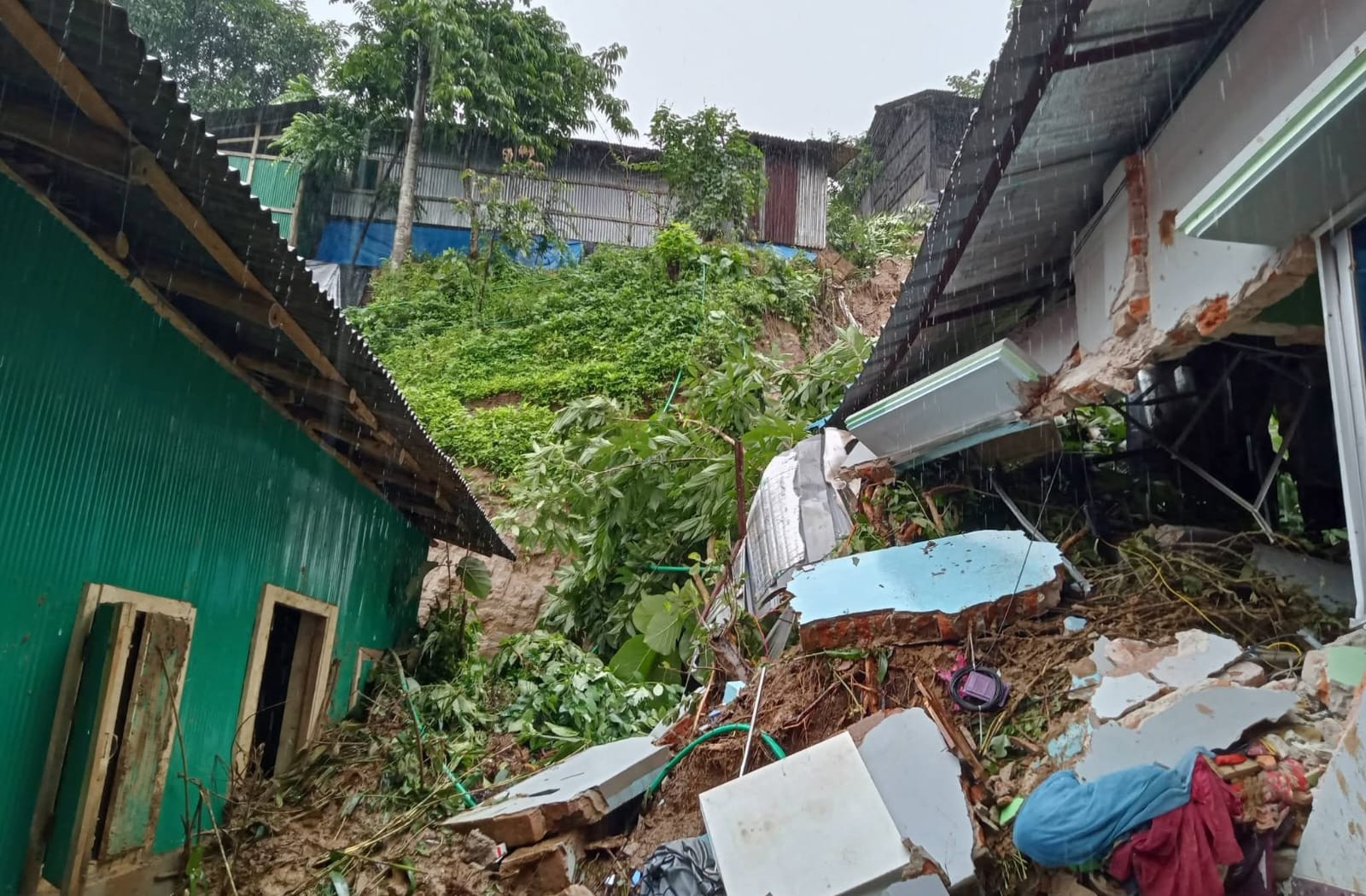 বান্দরবান জেলায় বন্যা পরিস্থিতির অবনতি, পাহাড়ধসে ৫ বসতঘর ক্ষতিগ্রস্ত ও সড়ক যোগাযোগ বিচ্ছিন্ন