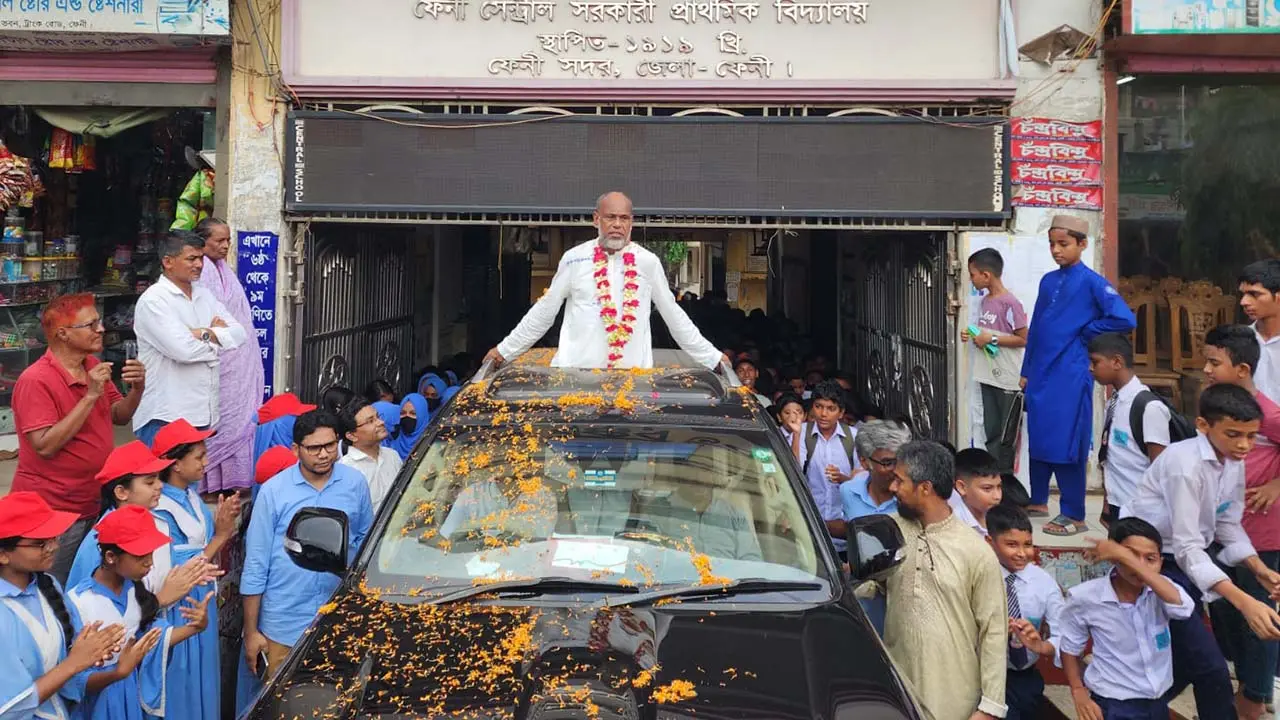 ৩৪ বছরের শিক্ষকতা শেষে ছাদখোলা গাড়িতে শিক্ষকের রাজকীয় বিদায়