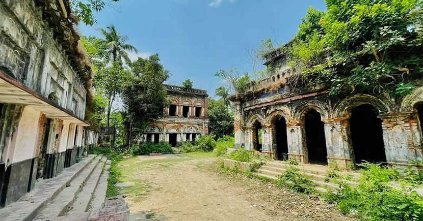 অতীত ঐতিহ্যের নীরব সাক্ষী ফেনীর ঐতিহাসিক প্রতাপপুর জমিদার বাড়ি