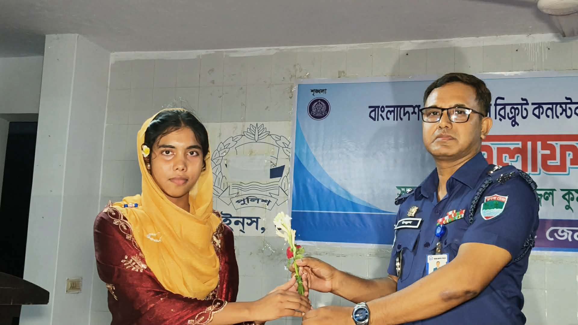 মাত্র ৫৬ টাকায় পুলিশে চাকরি পেলেন মেহেরপুরের ১২ তরুণ-তরুণী