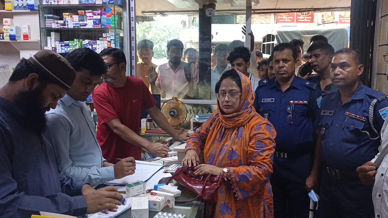 সোনারগাঁয়ে ওষুধের দোকানে মোবাইল কোর্ট, ১৩ হাজার টাকা জরিমানা