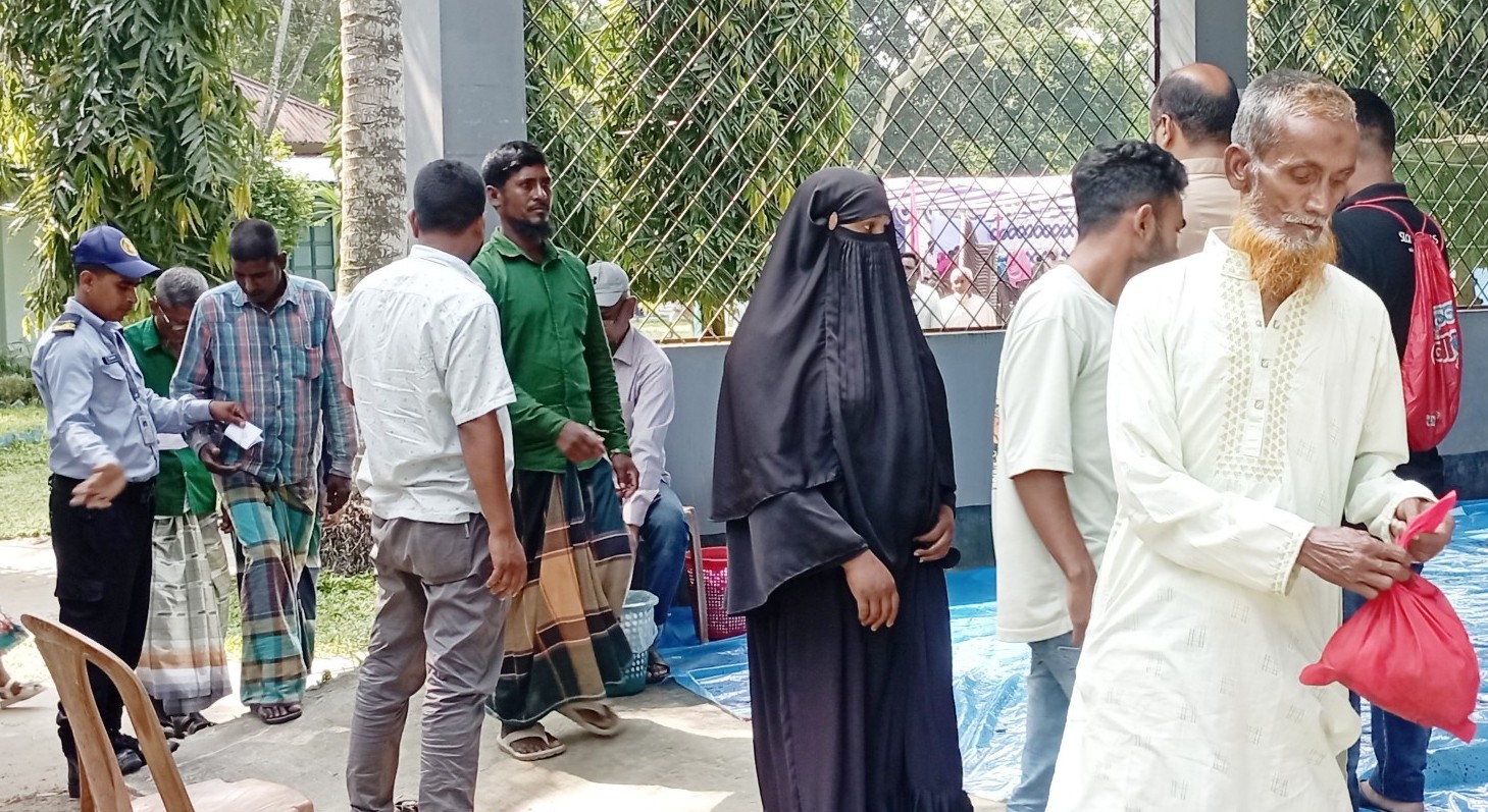 গাইবান্ধায় চরাঞ্চলের নদীভাঙ্গন ও বন্যা কবলিত অসহায় গরীব ৪,২০০ পরিবার পেলেন কোরবানির মাংস