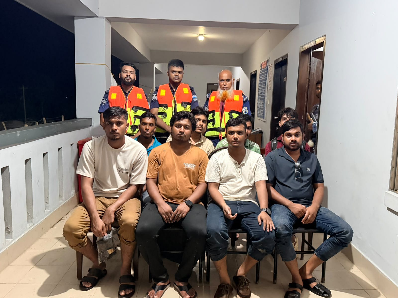 সুন্দরবনের রায় নদীতে ডুবন্ত পর্যটকবাহী বোটসহ ৯ জনকে উদ্ধার করল নৌ পুলিশ
