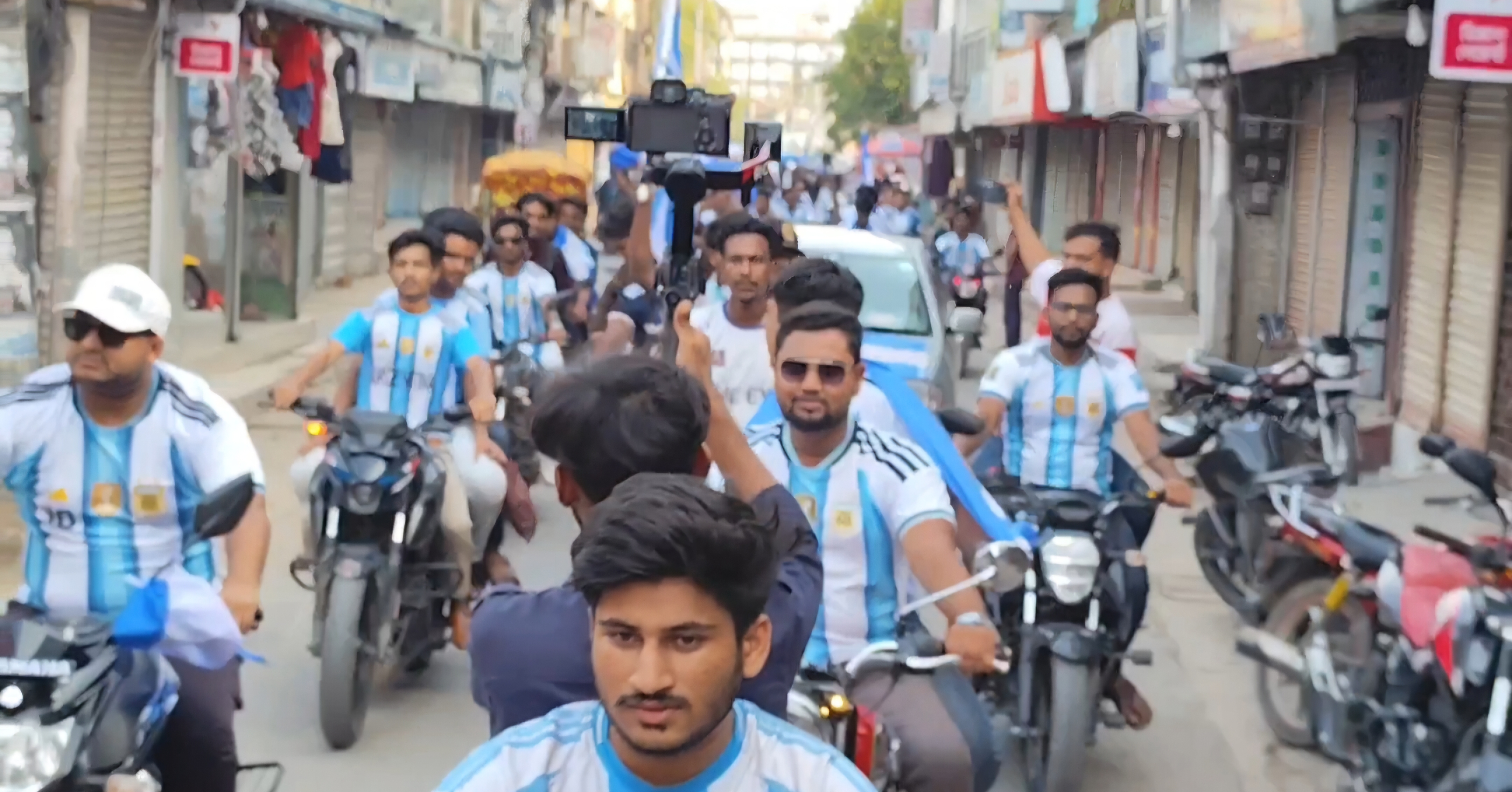 বিশ্বকাপের উন্মাদনায় মেহেরপুরে আর্জেন্টিনা সমর্থকদের বর্ণাঢ্য শোভাযাত্রা