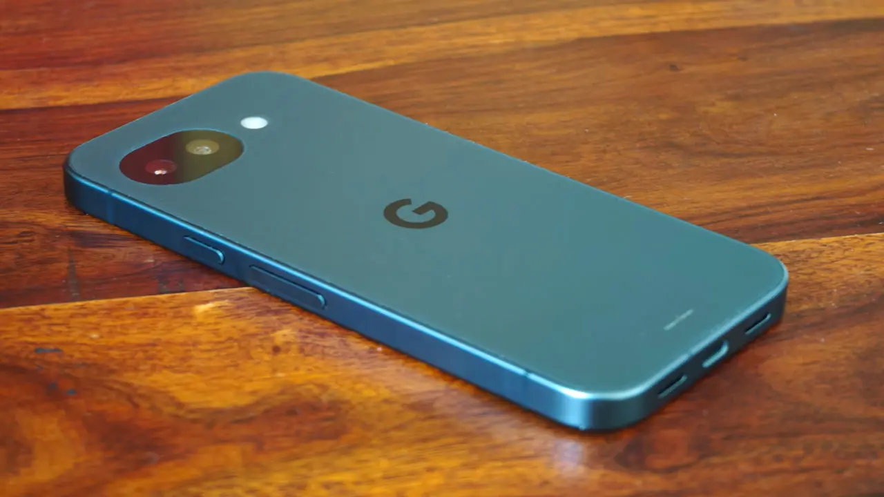 ক্যামেরা বাম্প ছাড়াই এলো গুগলের নতুন ফোন পিক্সেল ১০এ