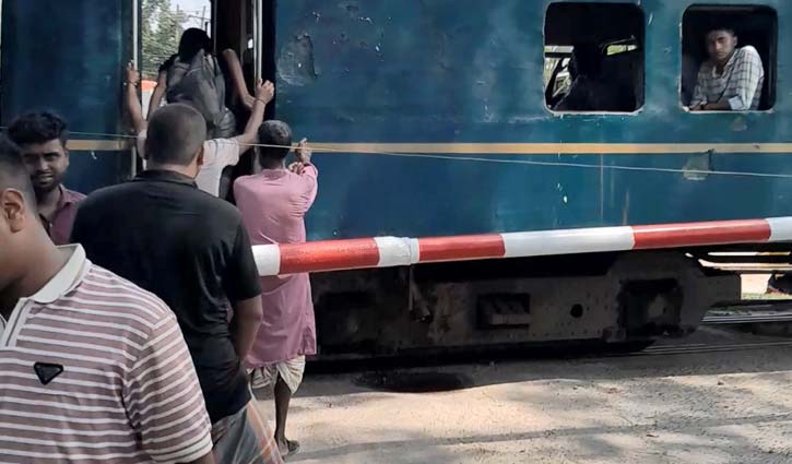 লালমনিরহাটে বগি ফেলে চলে গেল ট্রেন, মহাসড়কে ১ ঘণ্টা যানজট
