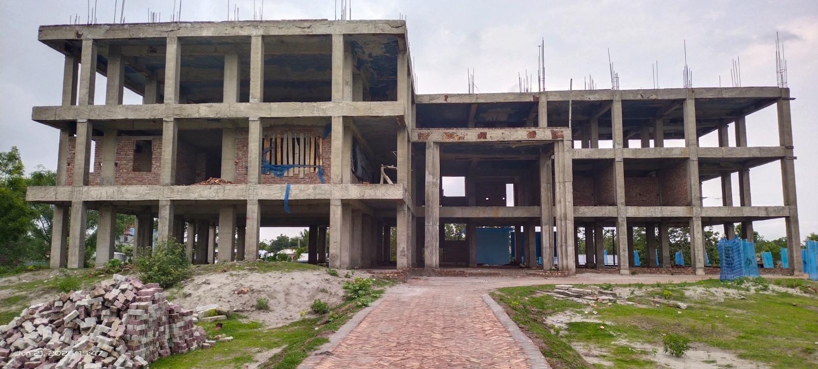 ৬ বছরে শেষ হয়নি পাইকগাছা পৌর ভবনের নির্মাণকাজ, লাপাত্তা ঠিকাদার