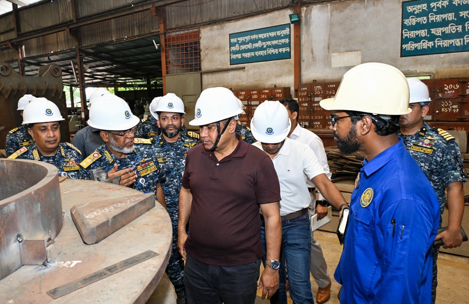 খুলনা শিপইয়ার্ড পরিদর্শন করলেন  প্রধানমন্ত্রীর প্রতিরক্ষা উপদেষ্টা