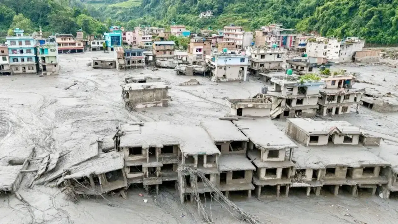 আকস্মিক বন্যা : নেপাল-তিব্বতে নিহত বেড়ে প্রায় ৮০০, নিখোঁজ ছাড়াল ৩ হাজার