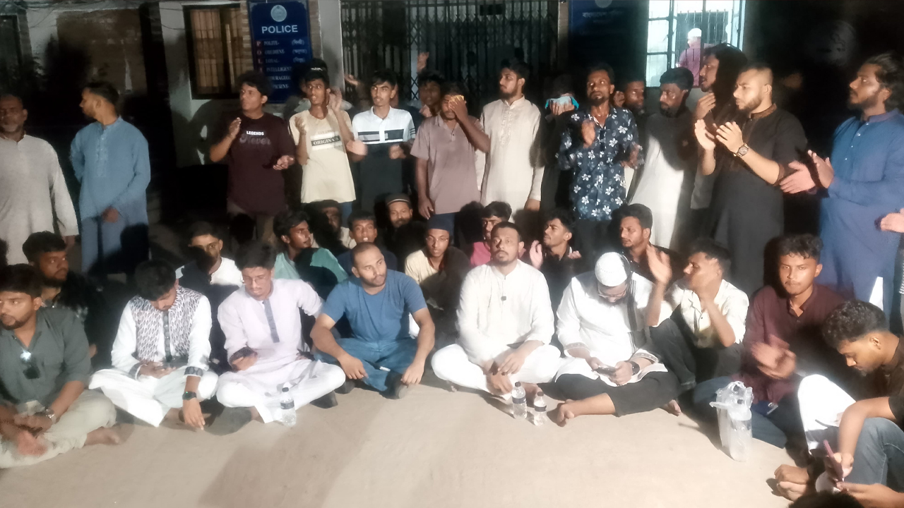 মামলা না নেওয়ার অভিযোগে ঝিনাইদহ সদর থানার সামনে এনসিপি নেতার অবস্থান, উত্তেজনা