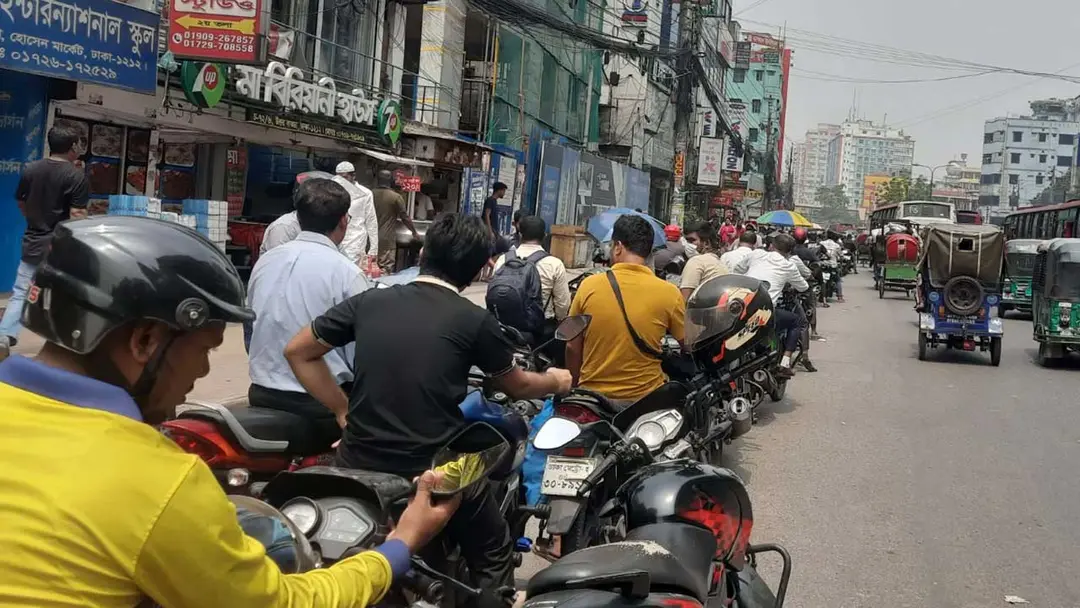 জ্বালানি সংকটে ঢাকার রাইডশেয়ারিং চালকরা, আয় কমে অর্ধেকে