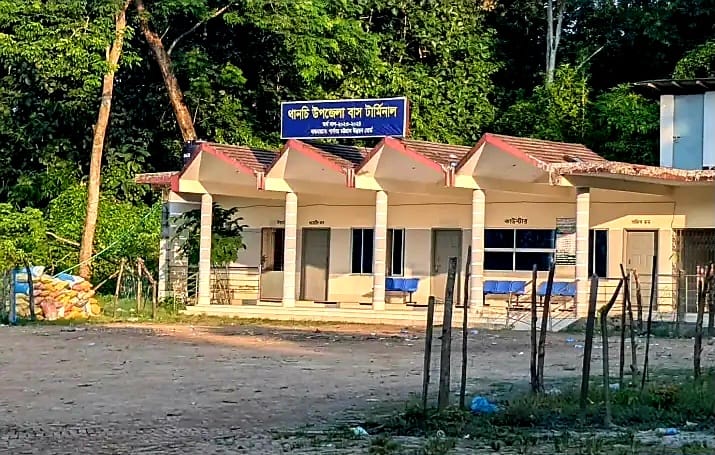 চরম দুর্ভোগে স্থানীয়রা, বান্দরবান-থানচি সড়কে বাসের পর জিপ-মাহেন্দ্র চলাচল বন্ধ
