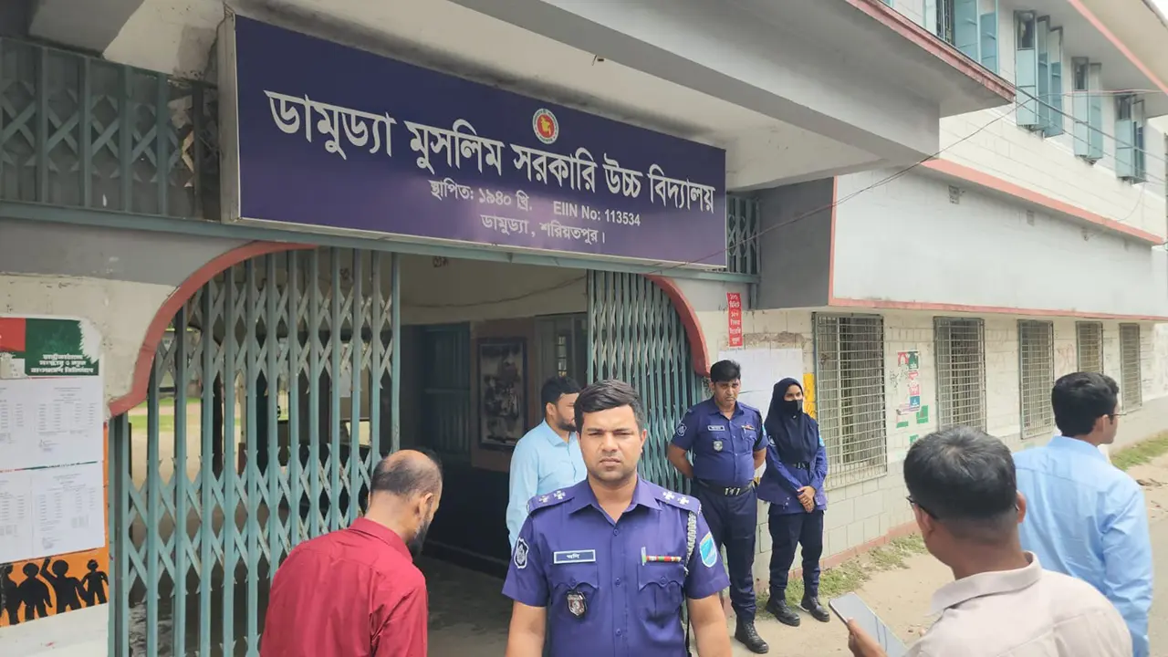 শরীয়তপুরে পুরোনো সিলেবাসে এসএসসি পরীক্ষা, দায়িত্ব হারালেন দুই কর্মকর্তা