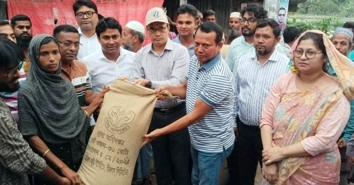 অগ্নিকাণ্ডে ক্ষতিগ্রস্ত ১৬ পরিবারকে জেলা প্রশাসনের সহায়তা