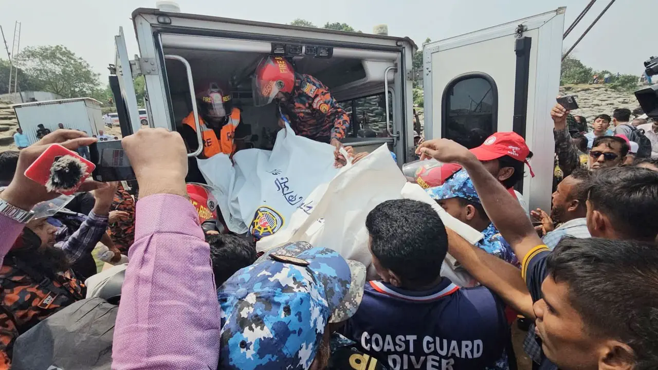 দৌলতদিয়ায় বাস দুর্ঘটনায় নিহত ২৬ জনের মধ্যে ১৮ জনই রাজবাড়ীর