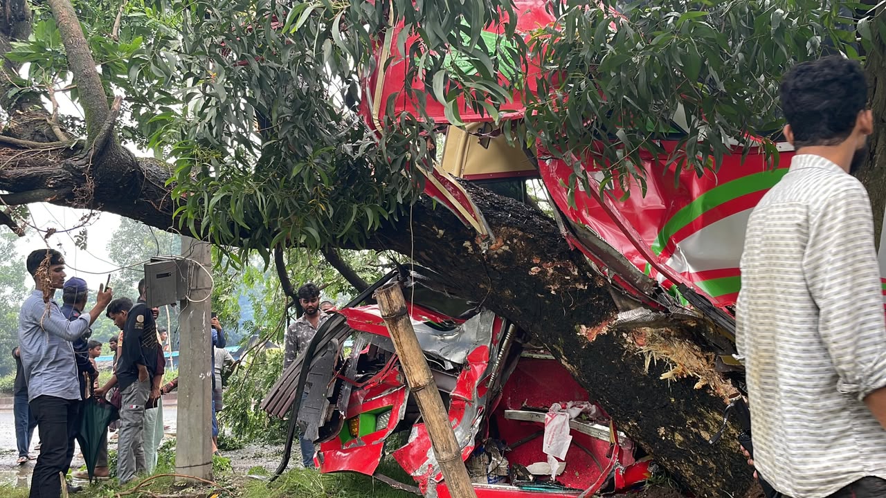 মীরসরাইয়ে নিয়ন্ত্রণ হারিয়ে গাছের সাথে বাসের ধাক্কা, আহত ১০