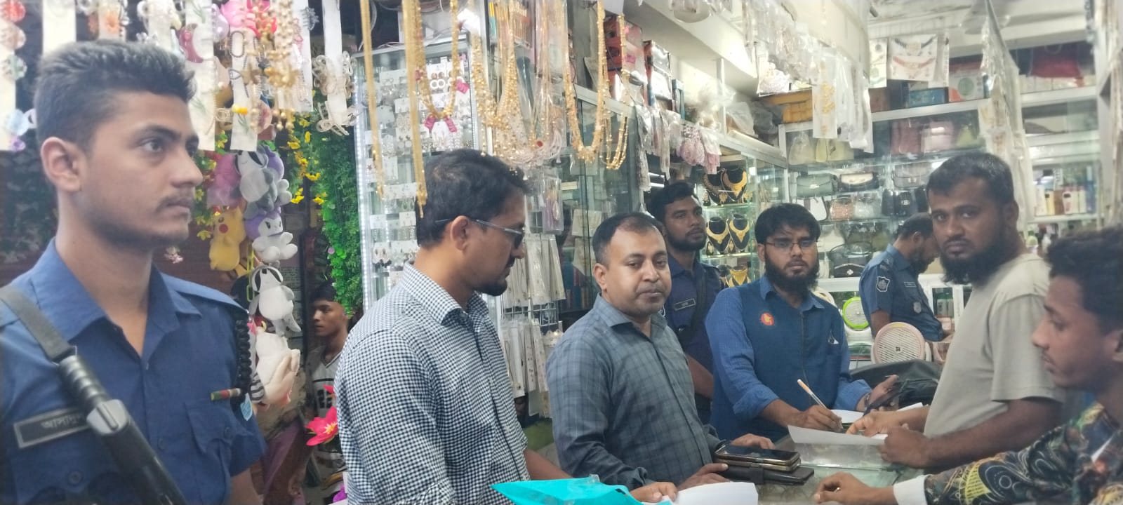 সোনারগাঁয়ে নিষিদ্ধ কসমেটিকস বিক্রি, দুই মামলায় ২৫ হাজার টাকা জরিমানা
