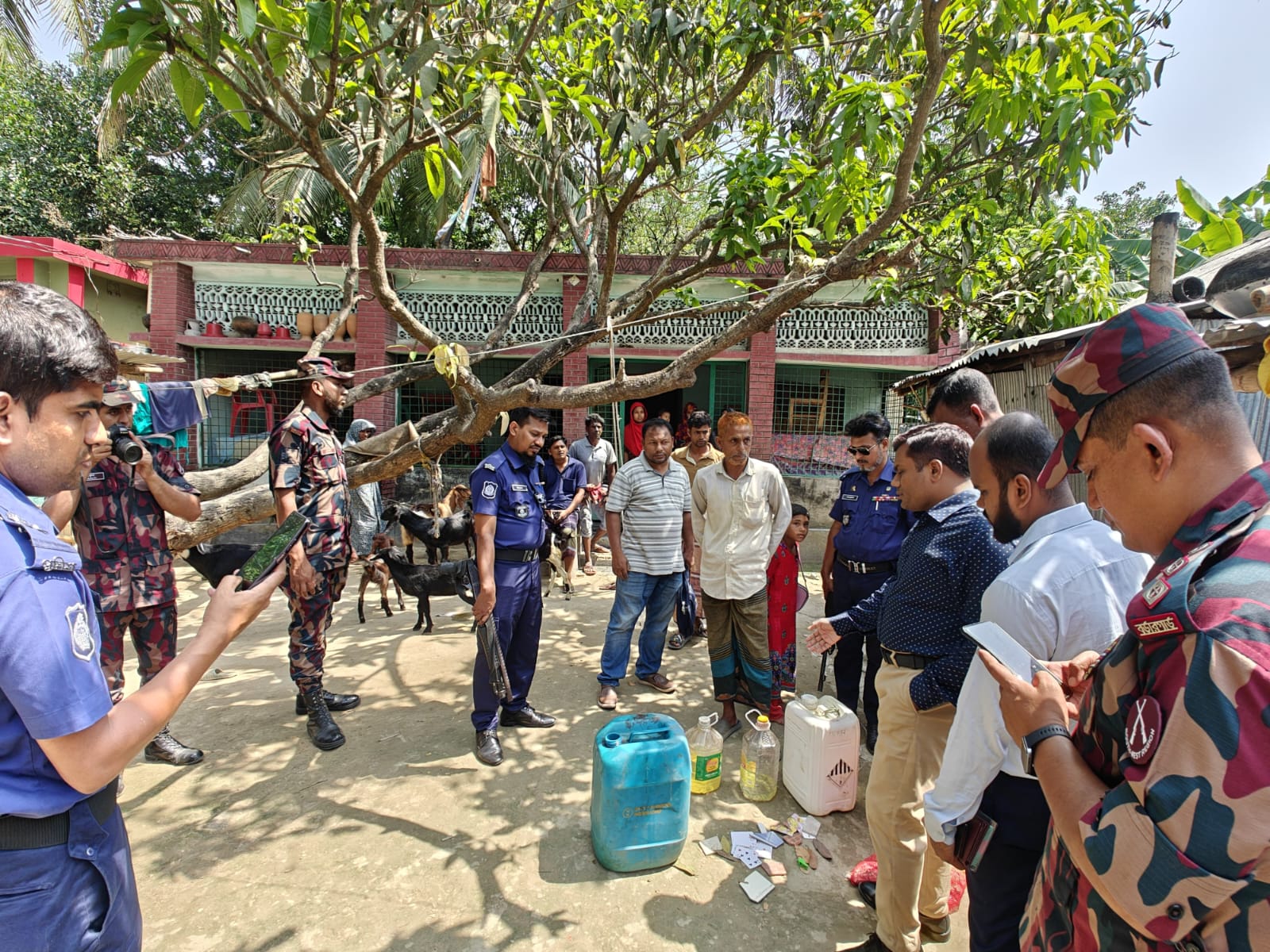 জীবননগরে টাস্কফোর্সের অভিযান, অবৈধভাবে তেল মজুদের দায়ে দুই জনের জরিমানা ও কারাদণ্ড