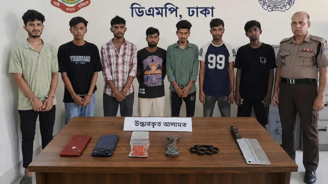 দক্ষিণখানে অস্ত্র-মাদকসহ কিশোর গ্যাংয়ের ৭ সদস্য গ্রেপ্তার