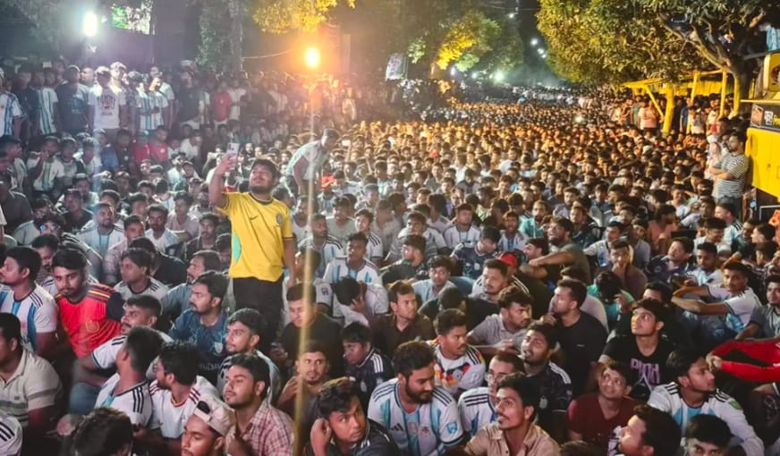 মধ্যরাতে ঘুমায়নি বগুড়া, ফুটবলের রঙে রঙিন শহর-গ্রাম