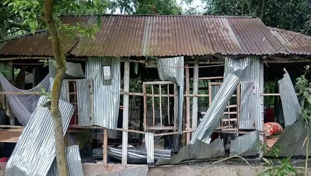 গাইবান্ধায় কিশোরকে পানিতে চুবিয়ে হত্যা ঘটনায়  হত্যাকারীদের বাড়িঘরে হামলা ও ভাঙচুর