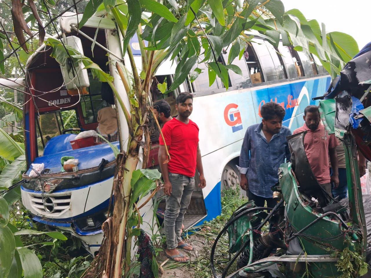রাজবাড়ীতে পাইকারা মোড়ে গোল্ডেন লাইন বাসের সাথে সিএনজির মুখোমুখি সংঘর্ষ সিএনজি চালক নিহত -১ আহত -১০