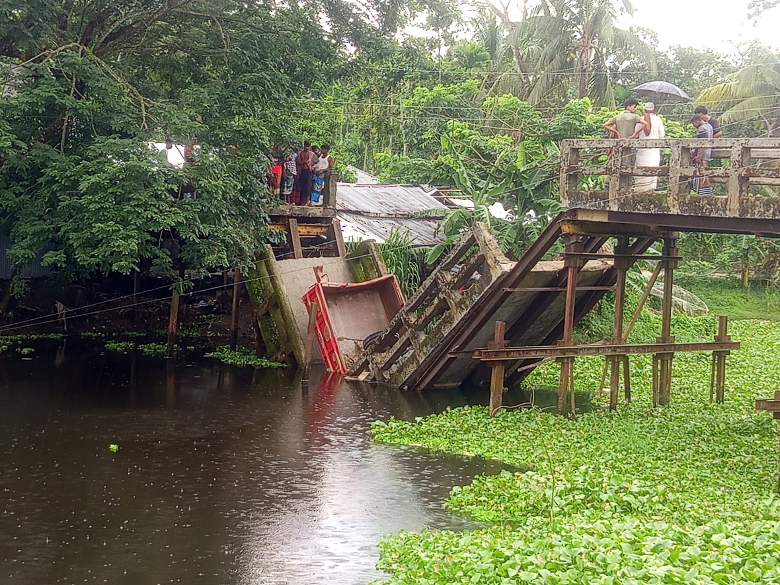 ভোলায় ব্রিজ ভেঙে ট্রাক খালে, নিহত ১ আহত ১