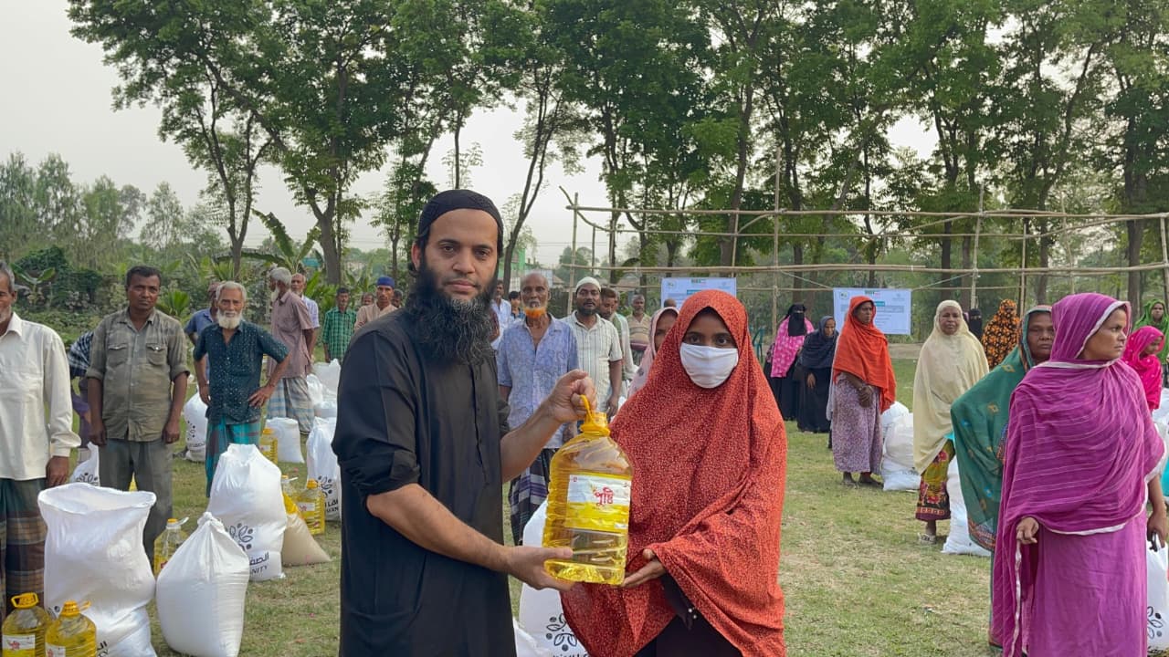 ধামরাইয়ে র‍্যাব কর্মকর্তার উদ্যোগে ঈদ উপহার বিতরণ